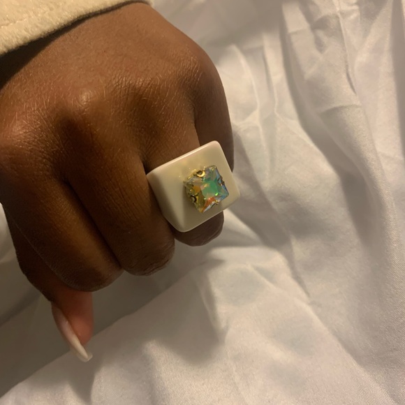 NEW VINTAGE CHUNKY WHITE RING - Picture 4 of 5